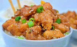 Orange chicken wok chiński.